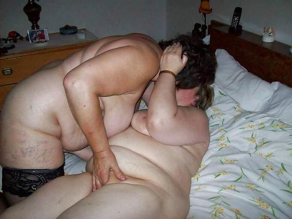 Rencontre entre une lesbienne jeune et une mature