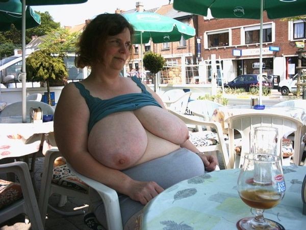 BABE AVEC DES SEINS ÉNORMES Filles gros seins xl